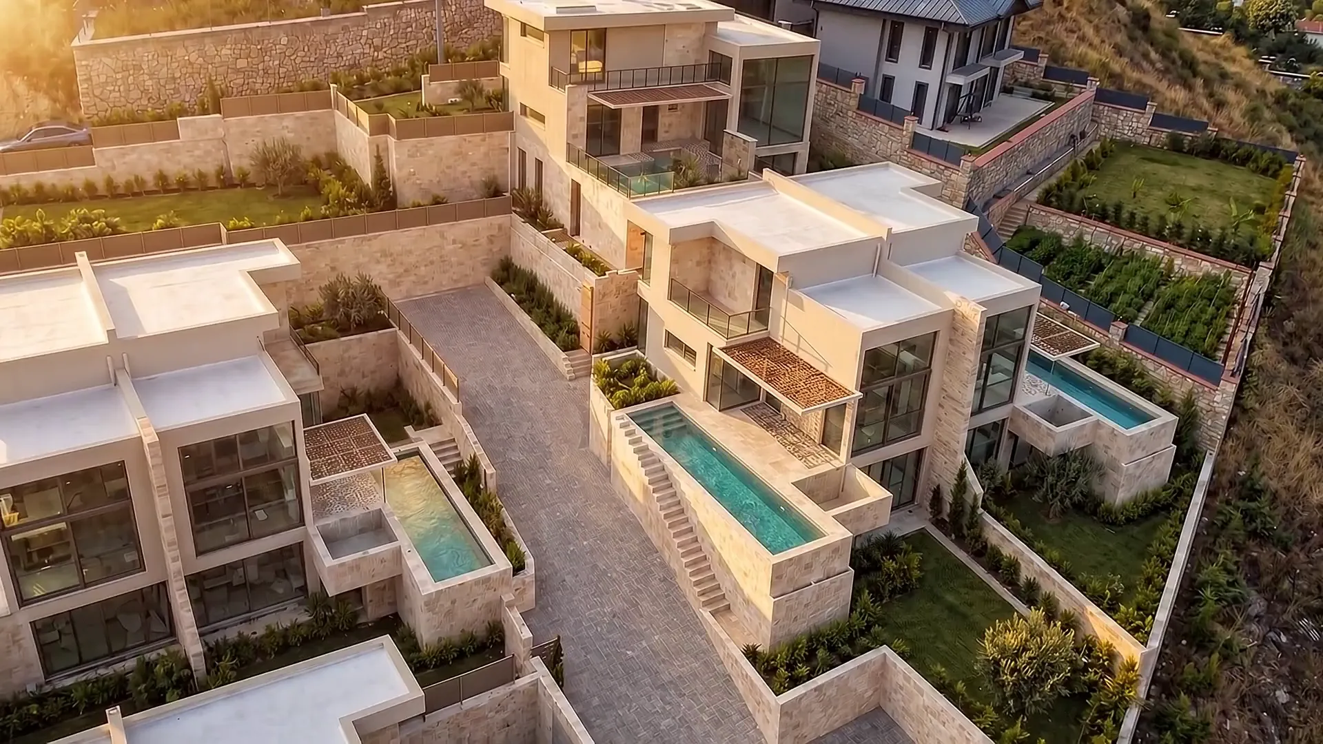 B tipi villalar, altın saat — drone geçişinin ilk karesi