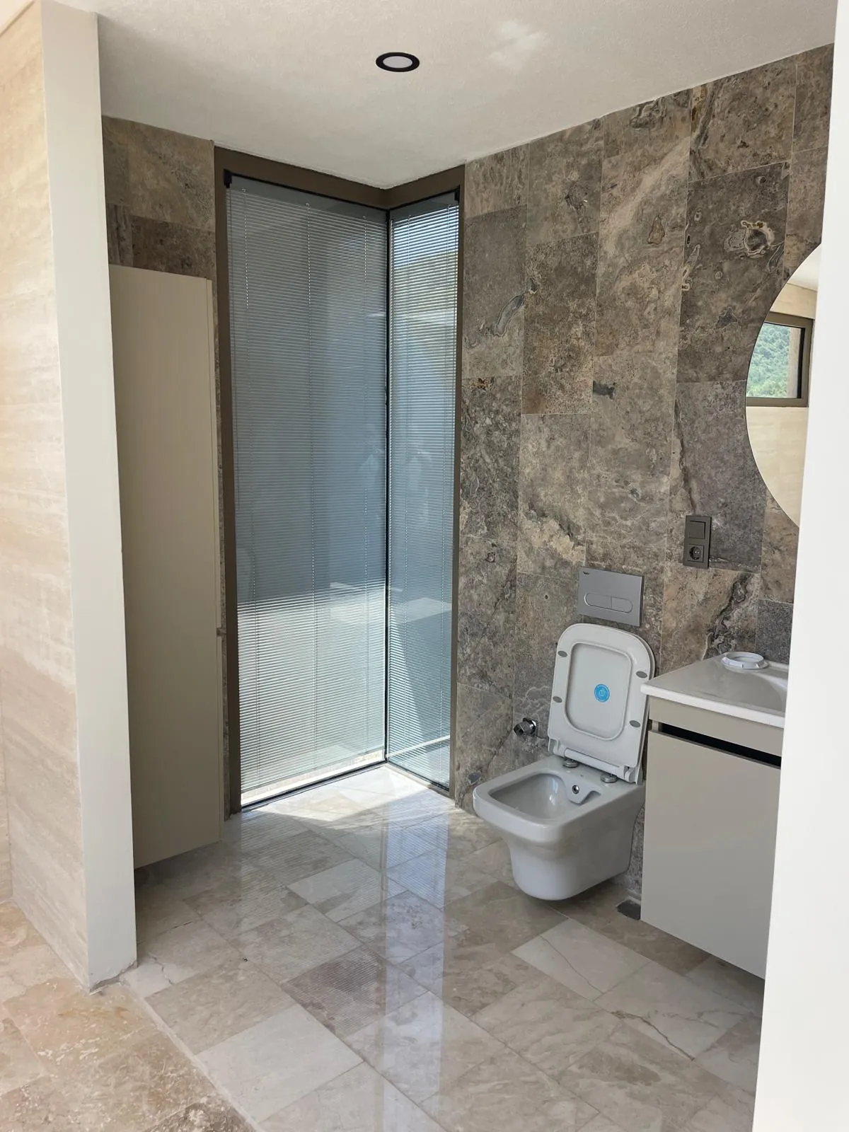 Doğal taş kaplı banyo