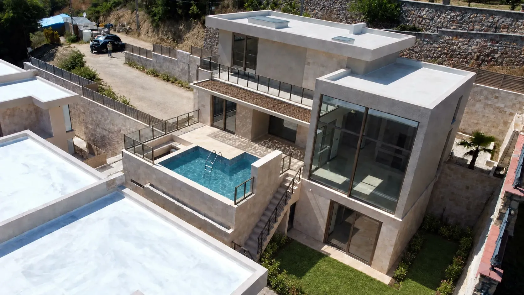 A Villası: havuzlu teras, cam salon ve bahçe — gündüz görselleştirmesi